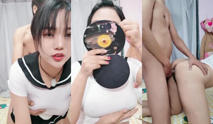 清纯甜美巨乳妹子在化妆被男友捏奶子，撩起裙子就要后入，扶着大屁股抽插，两个大奶子晃动骑乘套弄