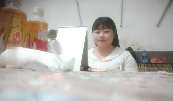 《福尔摩嫖绿帽专家》 炮区相中凉山彝族美少妇连续搞她2炮休息一会又内射一个湖南身材娇小玲珑妹加钟