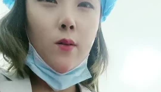 美容院工作的大夫给客户做处女摸修复过程中直播大秀，漏出圆润的骚奶子揉捏玩弄漏出骚逼尿尿，给客户逼