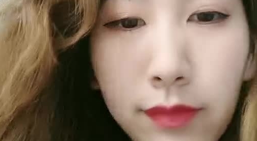 农村的小少妇玩手机都把自己玩坏了，在自家院里直播，全程露脸不穿内裤跳弹抽插骚逼自慰呻吟，揉奶子浪