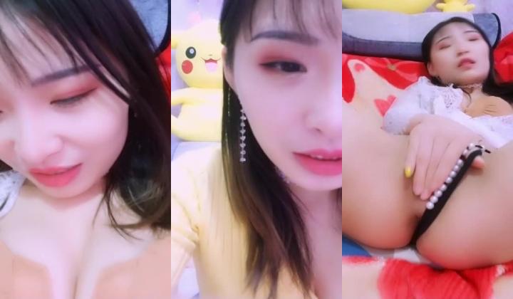 颜值不错粉嫩美少妇道具自慰大秀，拨开珍珠丁字裤自摸掰穴，振动棒假屌抽插扣穴呻吟
