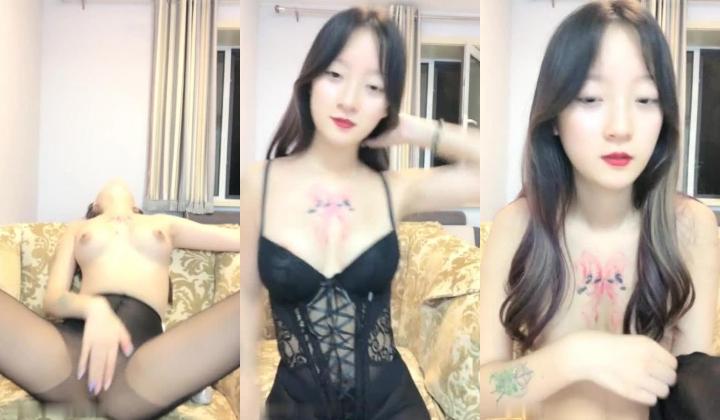 满背纹身颜值不错妹子性感内衣黑丝 沙发上翘着屁股给炮友口交上位骑乘
