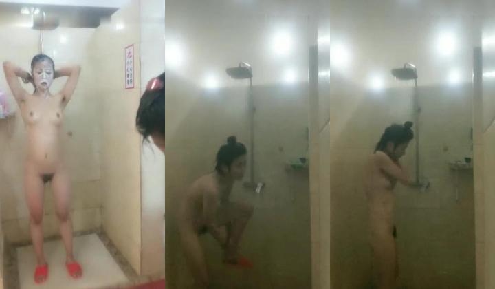 吊钟大奶无良骚妹子浴筐内暗藏摄像机偸拍国内某大众浴室女士间内部春光自己都出镜了也不怕