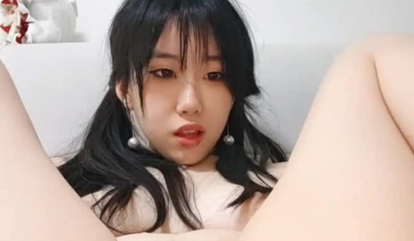极品微胖大眼妹，全程露脸大秀发骚诱惑，肤白貌美干净粉嫩的逼逼诱惑，塞着跳弹抽插自慰，撅着屁股求草