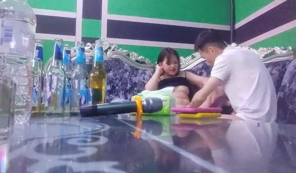 【歌厅探花】，午夜团队重磅回归，商K包间玩小妹，灯红酒绿，舌吻调情沙发啪啪