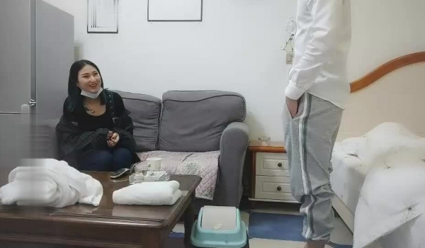 美男子探花新人老哥接着第二场，花臂纹身牛仔裤少妇，直接坐上来骑乘抽插，后入操的少妇呻吟连连