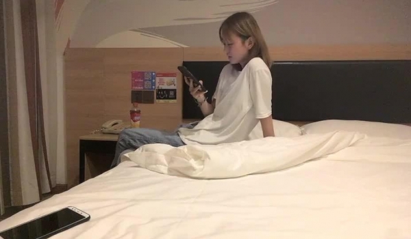 【夏娃之旅探花】，光头大叔约战小萝莉，清纯校园风，苗条美乳，超清设备偷拍，鲍鱼看得一清二楚