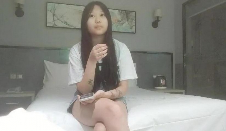 【零零后杀手】酒店约操小萝莉，扒掉衣服扣穴，张开双腿抽插，低低呻吟不怎么会叫