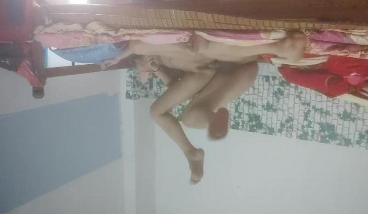 【搞沐足按摩女】，老哥到按摩店各种勾搭，带出店回房间啪啪，苗条风骚，小荡妇随意让你玩，啪啪暴插蜜