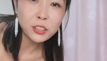 黑丝情趣软妹子全程露脸直播，道具就要玩大的，AV棒摩擦阴蒂水很多，骚逼特写浪叫淫语不断，炮击抽插