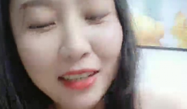 巨乳美少妇刚生完孩子就在房间中发骚，直播全裸自慰给狼友看看