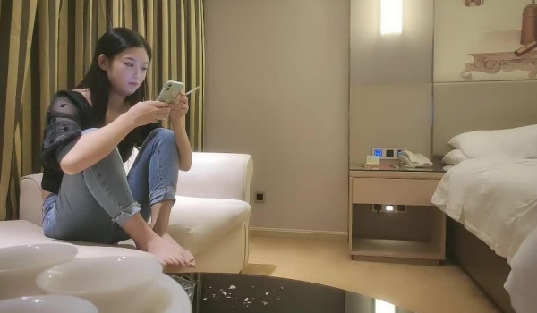 【小马寻花】极品空姐 长腿翘臀肤白如玉 清纯脸庞裸体相见 小马哥发挥超常 高潮迭起精彩不断