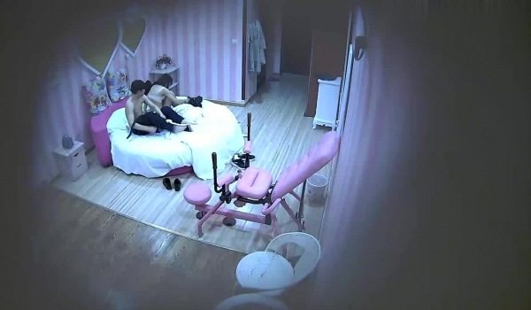 情趣房打扮洋气的清秀苗条美女与小伙开房啪啪啪很主动往鸡巴上坐骑阴毛浓密一看就是性欲旺盛的妹子