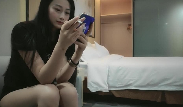 小马丶寻花高端甜美外围小姐姐，看看奶子隔着衣服揉捏，舔屌翘起双腿揉穴，骑乘扶着屁股后入