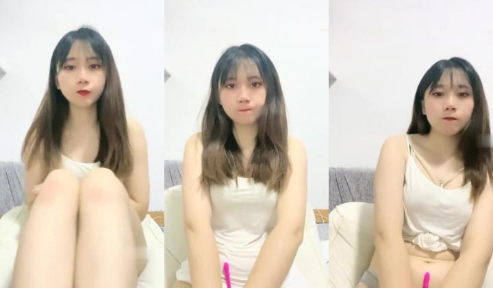 极品大学生，【蔓蔓】，暑期实习，兼职文员，下班了到公厕尿尿，停车场无人处自慰，玩得就是这一份心跳