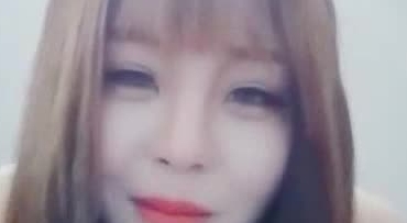 强烈推荐 略重口 长相很萌的年轻美女主播 直播了自己wc过程 关键不仅小便还大便了