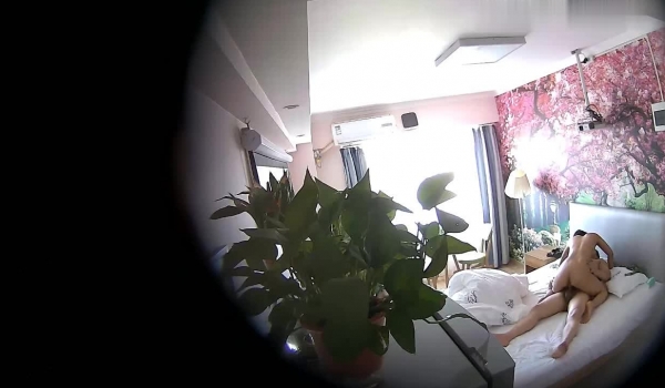 这么漂亮这么年轻的妹子，居然和一个年龄和她爸一样大的老男人来开房，果然是金钱的力量