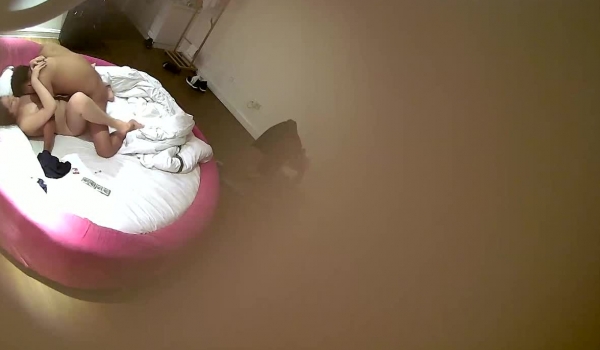 投影墙电视酒店年轻情侣激情肉战眼镜妹外表清纯干起来热情似火小伙经验丰富把妹子玩弄的娇喘呻吟欲仙欲死