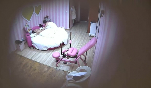 特色酒店偷拍连炮椅都不认识的清纯美女躺在床上只顾玩手游,男友急的当场扑倒她狠狠爆操,爽的也不玩游戏了!