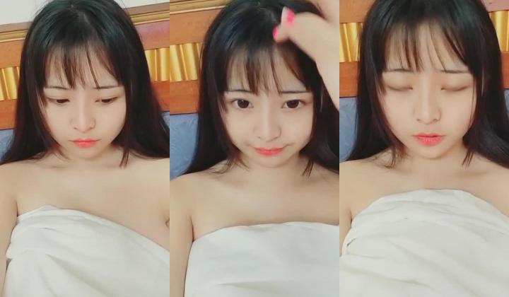 颜值不错童颜巨乳妹子双人啪啪 全裸互舔搞硬后入抽插没几下就软了 很是诱惑不要错过