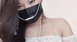 手机直播福利之重庆小丫头酥苏3，白色蕾丝内衣续，床上激情抠穴高潮后浴室洗澡秀，跟狼友说拜拜