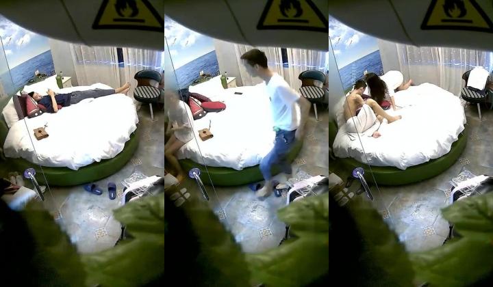 浪漫爱情海主题酒店直观欣赏数对关系复杂中青年男女约炮秃顶大叔艳福不浅约个性感美少妇人肉悬浮式猛干