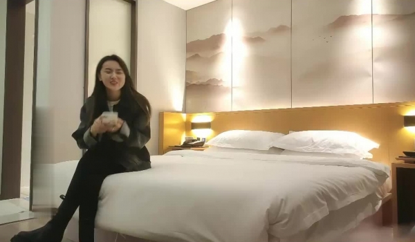 长相甜美气质的性感长发美女,不仅颜值高,身材积佳,大长腿扛起侧入,抱着美臀狠狠后入,叫床真骚