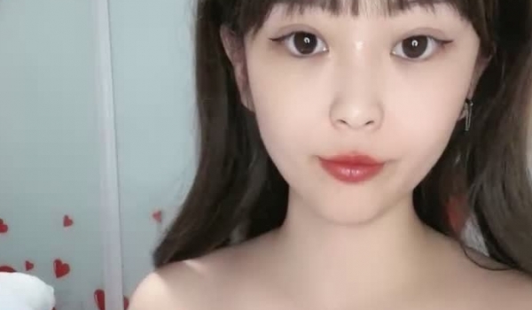 颜值很高的美女主播一个人在家精彩大秀直播诱惑狼友，淫声荡语互动撩骚完美好身材，揉奶玩逼特写展示好骚啊