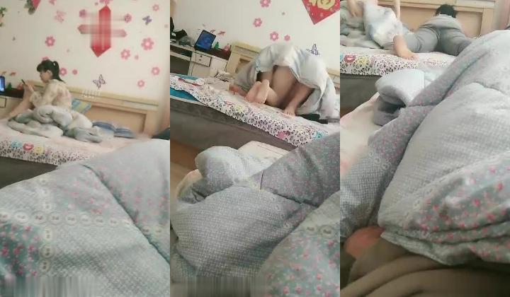 同一个房间大奶萝莉看着对面床上的妈妈和后爹在滚床单，后爹把妈妈压在身材爆草，自己在被窝里玩奶子插
