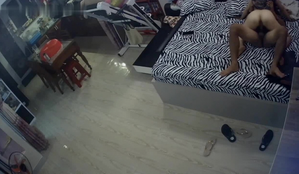 黑客破解家庭网络摄像头偷拍 ️简陋家居的夫妻拉上客厅间隔帘在大床上激情啪啪