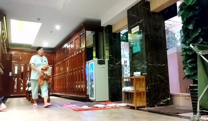 温泉洗浴会所更衣化妆间偷拍各路美女电吹风头发的大腿纹身少妇