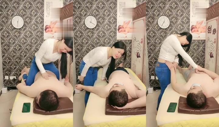 勾引按摩店老伴娘，边撩边摸打着电话扒光她吃奶子爆草，先给她草舒服了再口交大鸡巴主动上位抽插叫的好骚啊