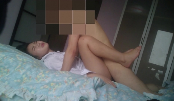 很能草的独居骚男软件约炮上门服务的拜金白领美女兼职女公关制服网袜疯狂输出搞的妹子受不了了
