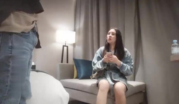 广东男1800元微信约啪皮肤白皙性感的长发美女,太久没操了,进屋就在沙发上扒她短裤,拉到床上各种
