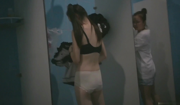 贵在真实，年轻小姐姐聚集地，游泳馆女士换衣淋浴间内部曝光，好多不穿衣服的妹子，极品明星气质美女超