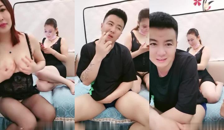 帅气小伙双飞两位熟女大姐全程露脸，躺在床上享受大姐的口活激情上位，轮草两女大奶子乱晃