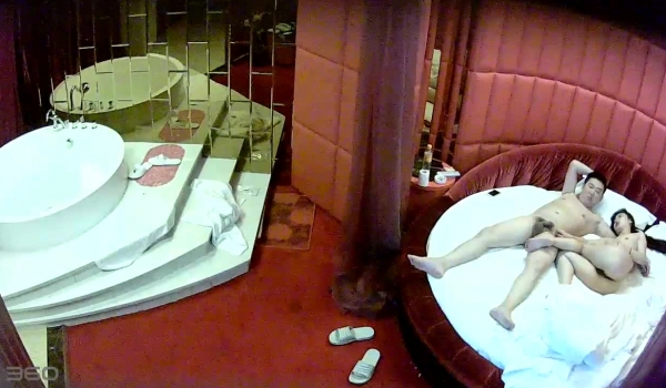 打炮很猛的小哥主题情趣宾馆多体位爆操长发美腿气质女友浴缸内缠绵回床上激烈啪啪啪呻吟声特别大很满足