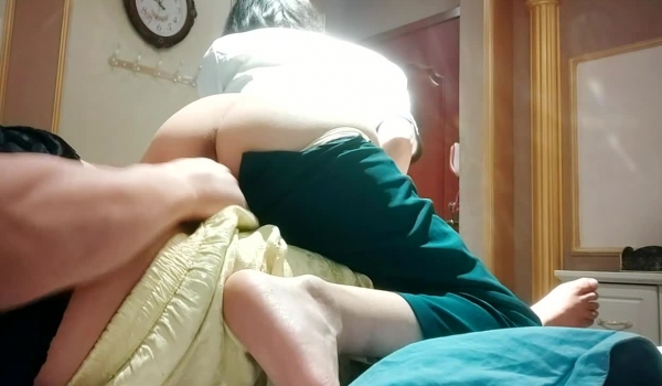 【搞沐足】会所找女技师，骑在身上摸屌，扒下裤子磨蹭骚逼，硬了一下插入，翘起屁股爆操