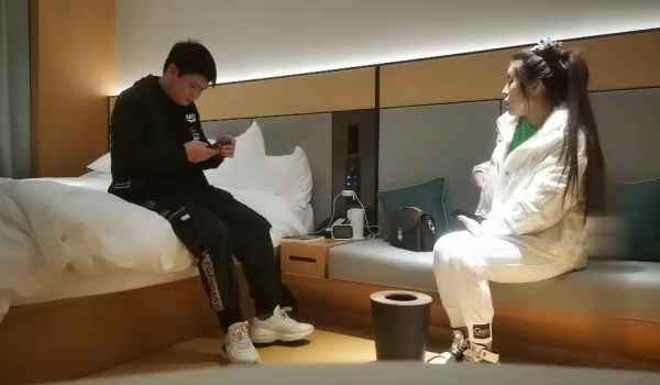 文轩探花约了个白色外套马尾少妇啪啪，穿上开档黑丝舔奶后入大力猛操
