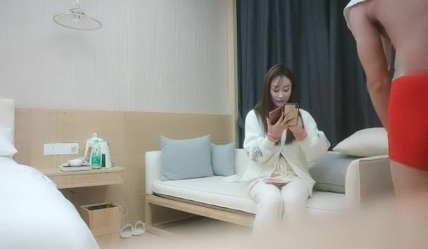 利哥探花100 20岁娃娃音小妹妹被利哥操的想哭怀疑人生还被偷套内射毫无知情