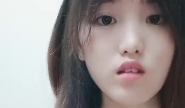 高颜值女高学生妹下海直播 面对大哥们很害羞，清纯的面庞白月光般的颜值 勾走多少少年的魂，如玉般酮