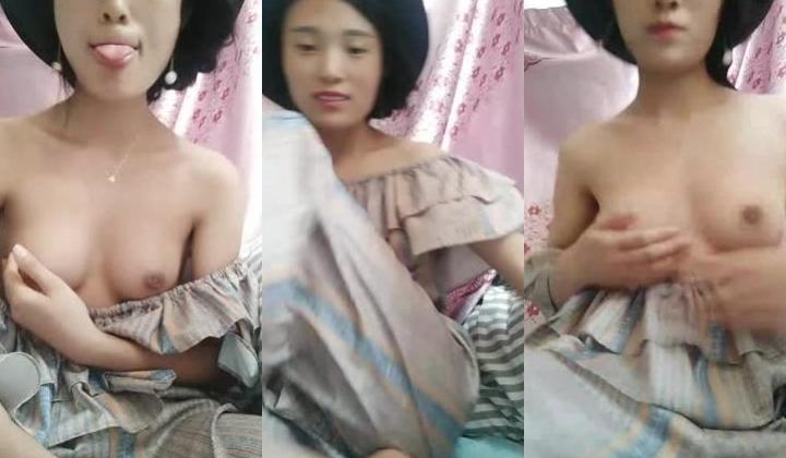 戴着时尚圆帽的小美女往下退去裙子不停的搓揉自己的小穴 奶子小巧漂亮