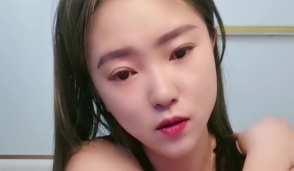 欲望很强的小少妇露脸跟小哥大秀直播啪啪，抽完烟开干，69口交舔大鸡巴，比小哥主动多了，各种体位爆