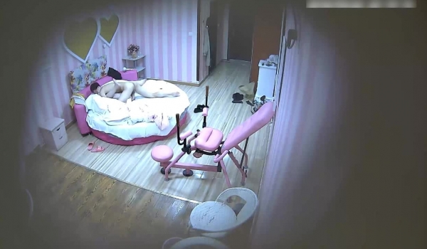 高颜值美乳性感大学美女酒店被性经验丰富的男友疯狂舔穴伺候舒服后又各种高难度姿势爆操,美女折腾的嗷