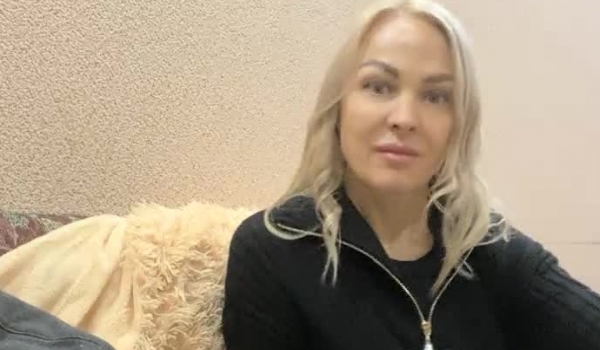 【一个小卡拉】，计划扛起海外探花的大旗，上门服务，风骚人妻，D罩杯大胸，无毛嫩穴，浪叫连连淫靡佳