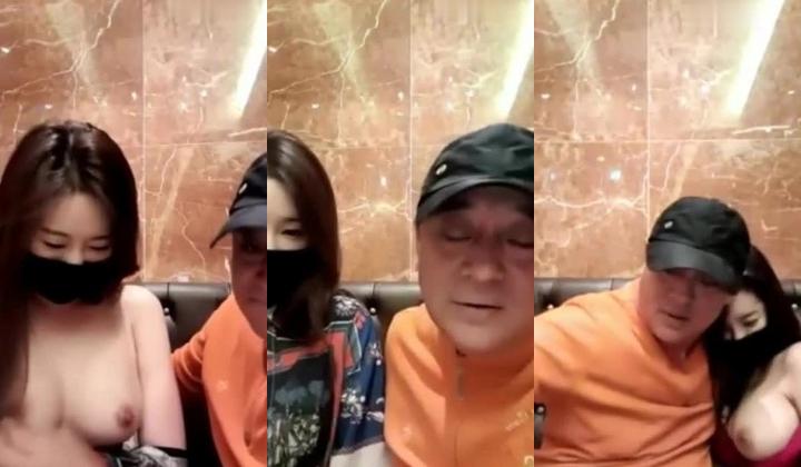 韩国暗黑KTV，这老头子又来搞事了，叫来俩个这么漂亮有气质的大胸女神玩弄，左拥右抱 玩完一个换一