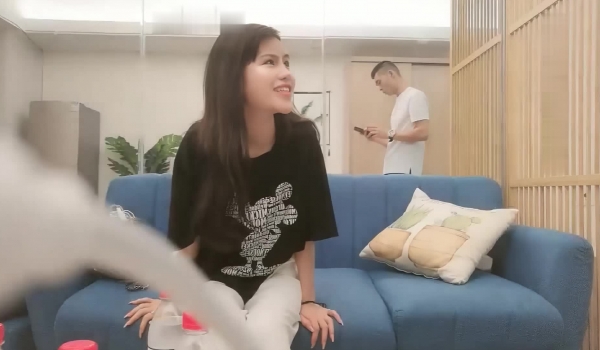【千人斩探花】第二场约了个黑衣甜美妹子，特写掰开粉穴倒立口交上位骑乘抽插猛操