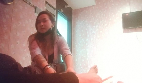 横扫街头炮王佳作，完整版未流出，【老王探花】，这个月收获不菲，有好几个漂亮的小少妇，成功操到