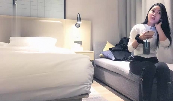 黄总今晚花了约了位前凸后翘长相标致的性感美女,黑丝挑逗,69口交,舔逼,侧插,后入,各种狂干.国