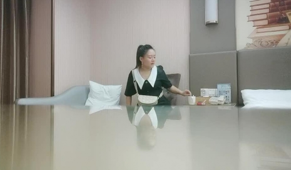 利哥丶探花深夜约肉肉大奶骚女，丝袜大屁股舔屌，抬起双腿正入猛操，上位骑乘后入肥臀